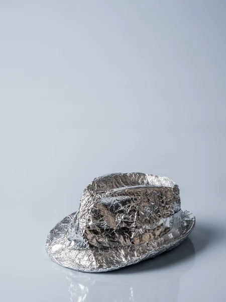 Uomo con un cappello di alluminio. icona per piantagrane — Foto Stock