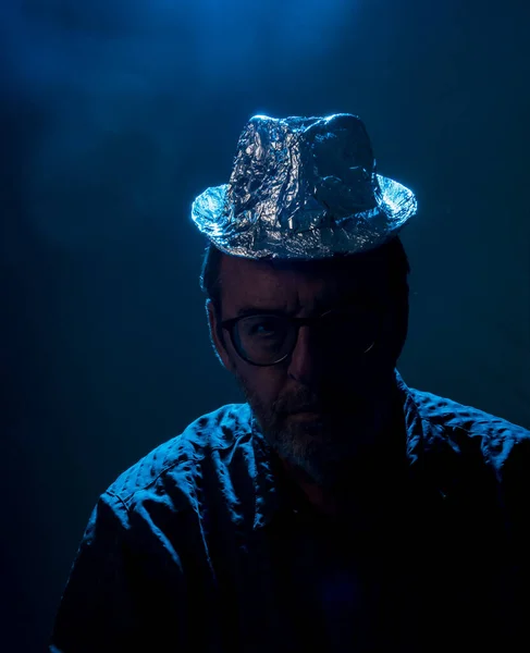 Hombre con un sombrero de aluminio. icono para el alborotador — Foto de Stock