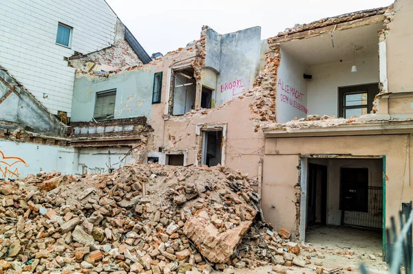 Demolición de una casa vieja. espacio para nueva construcción — Foto de Stock