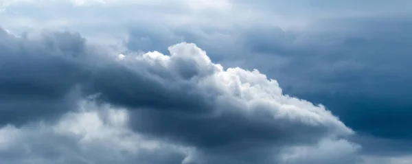 Nuvens e mar. fundo com espaço de cópia — Fotografia de Stock