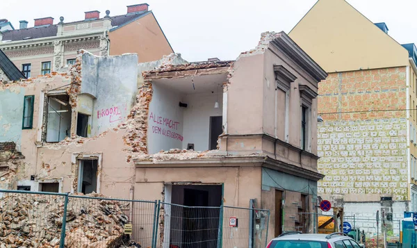 Eski bir evin yıkımı. Yeni inşaat için alan — Stok fotoğraf