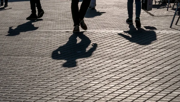 街上铺路人的影子 — 图库照片