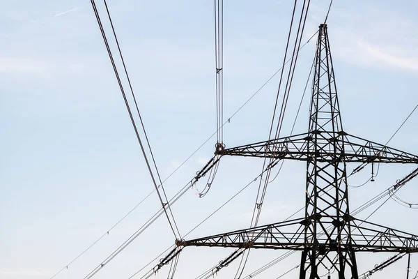 Pilones de electricidad contra el cielo —  Fotos de Stock