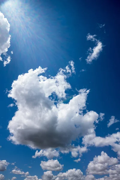 Nuvole bianche e cielo blu — Foto Stock