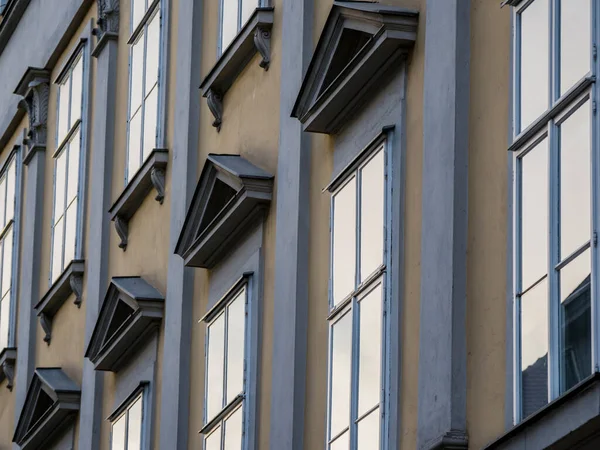 Fenster in einem Mehrfamilienhaus im Gegenlicht — Stockfoto