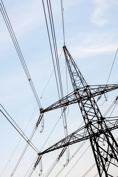 Postes de eletricidade contra o céu — Fotografia de Stock