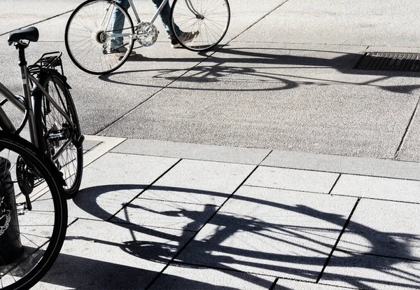 Sombra de bicicleta na estrada — Fotografia de Stock