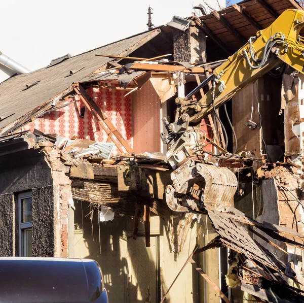 Demolka starego domu. przestrzeń na nową konstrukcję Zdjęcia Stockowe bez tantiem