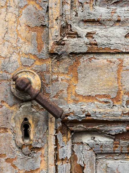 Manija de la puerta en una vieja casa en ruinas Imágenes De Stock Sin Royalties Gratis