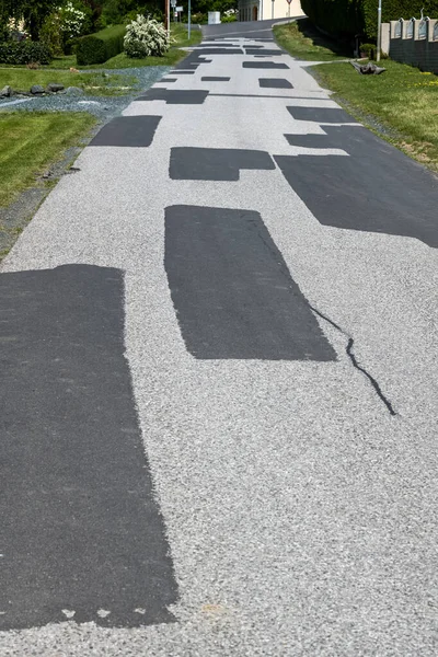 Viele reparierte Straßen in einer Gemeinde Stockfoto