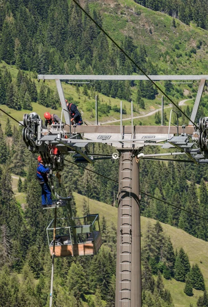 Trabajos de mantenimiento en un teleférico de apoyo Imagen De Stock