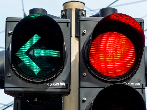 Semáforo con luz roja y luz verde — Foto de Stock