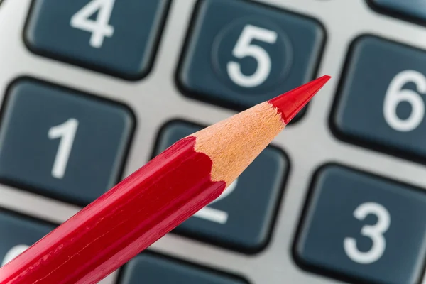 Röd penna och miniräknare — Stockfoto