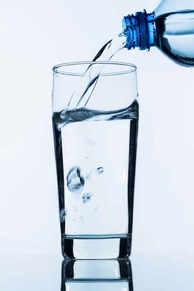 Giet water in een glas — Stockfoto