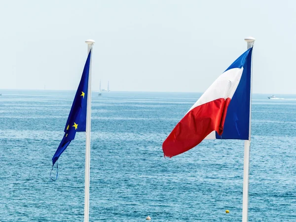 Drapeaux de l'UE et français — Photo