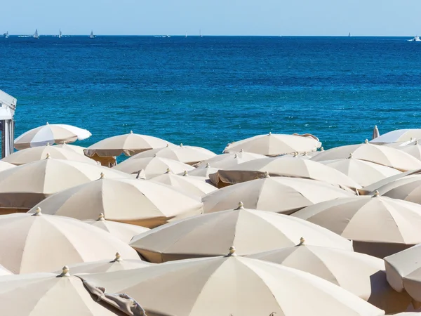 Många parasollerna på stranden — Stockfoto