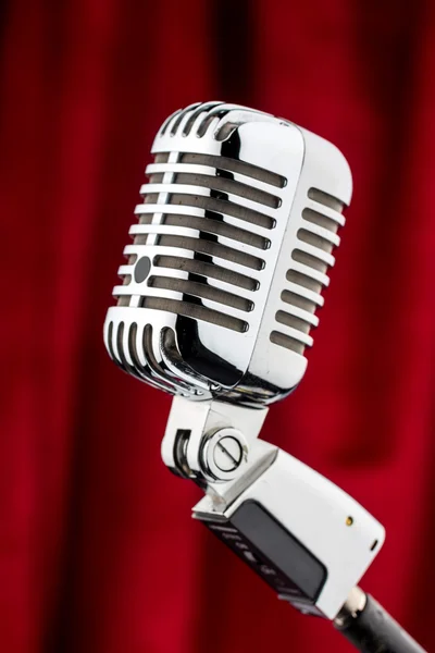Retro mikrofon proti červeným sametem — Stock fotografie