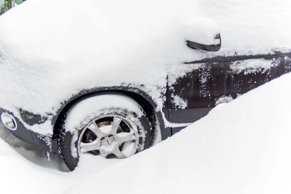 Auto eingeschneit — Stockfoto