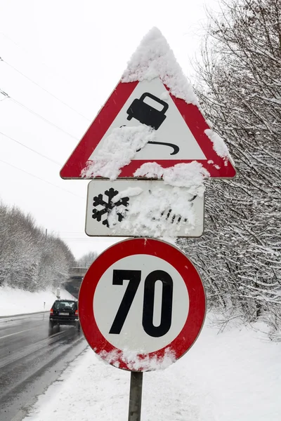 Trafik işaretleri ve kar — Stok fotoğraf