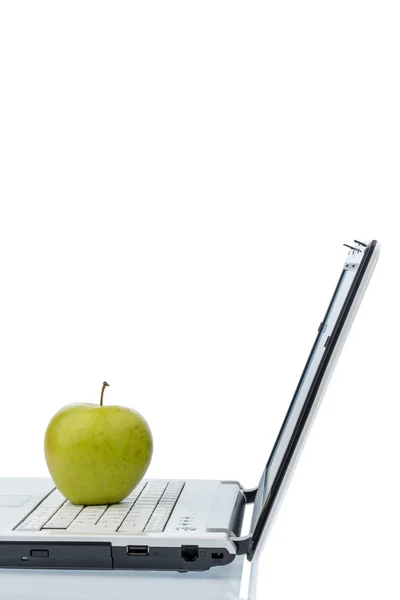 Manzana acostada en un teclado — Foto de Stock