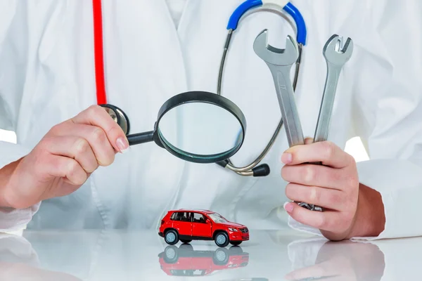 Auto wird vom Arzt untersucht — Stockfoto