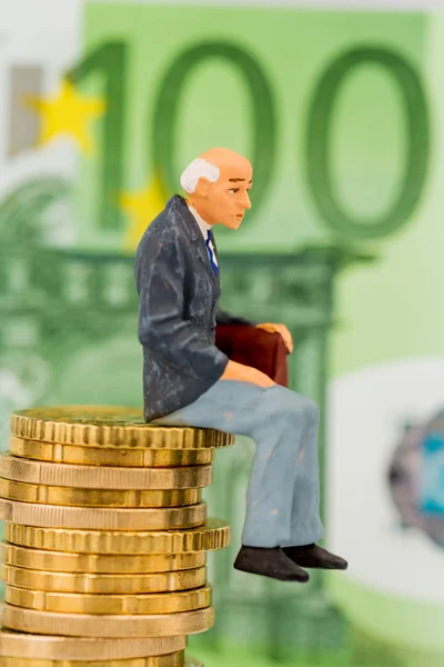 Pensioners sitting on cash pile — Stock Photo, Image