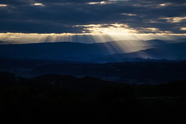 Pôr do sol e nuvens céu — Fotografia de Stock