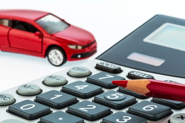 Авто, красная ручка и калькулятор — стоковое фото
