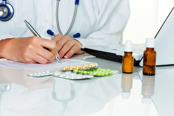 Läkare ordinerar ett läkemedel — Stockfoto