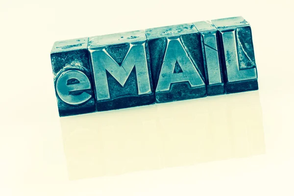 Γραπτή μηνύματα ηλεκτρονικού ταχυδρομείου στο μόλυβδο γράμματα — Φωτογραφία Αρχείου