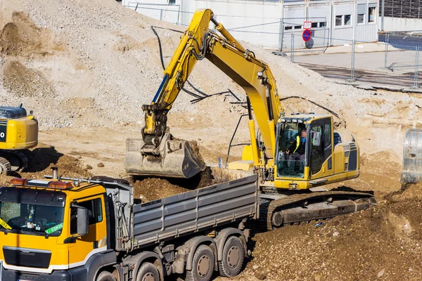 Escavatore in cantiere durante i lavori di messa a terra — Foto Stock