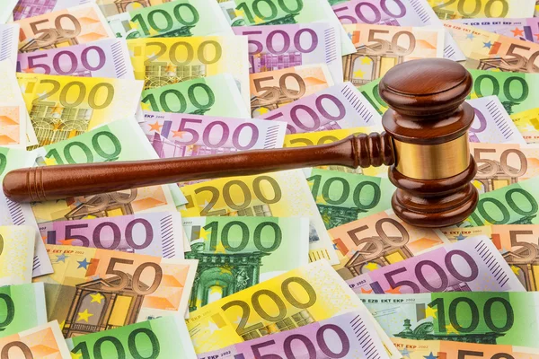 Juge gavel et billets en euros — Photo