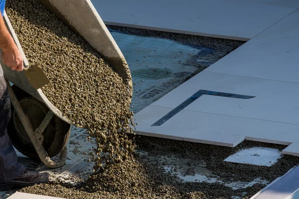 Werken op een bouwplaats met beton — Stockfoto