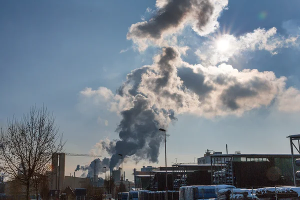 Промисловий димар з вихлопними газами — стокове фото