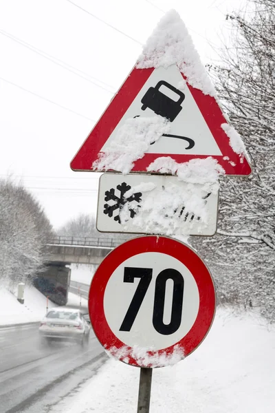 Znaków drogowych i śniegu — Zdjęcie stockowe