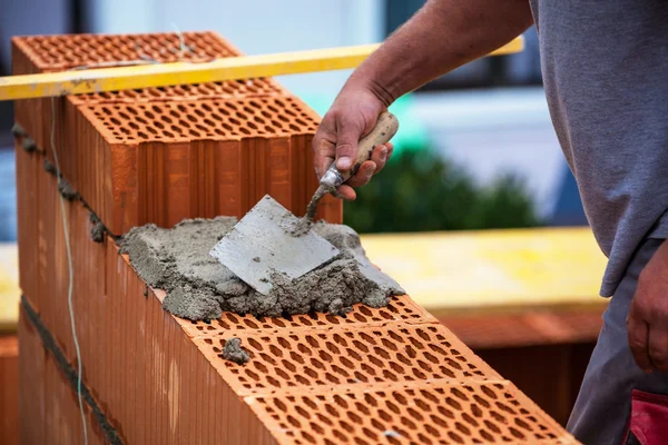 Trabajador de la construcción en un lugar de trabajo — Foto de Stock