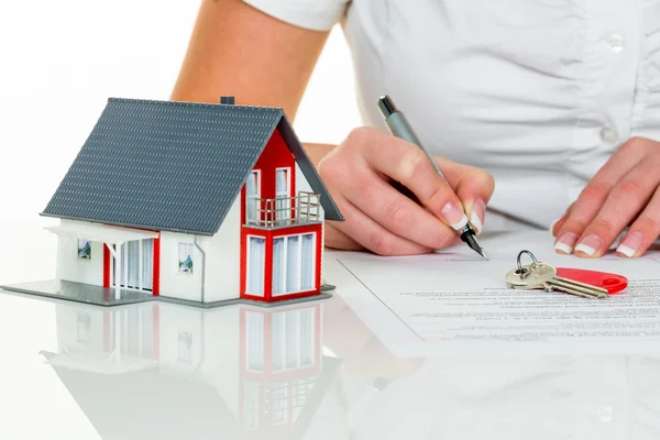 Mujer firma acuerdo para casa — Foto de Stock