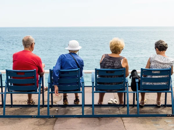 Turisti seduti in fila e mi guardano — Foto Stock