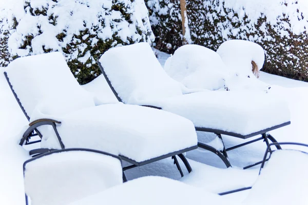 Móveis de jardim cobertos de neve — Fotografia de Stock