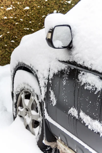 Gesneeuwde auto — Stockfoto