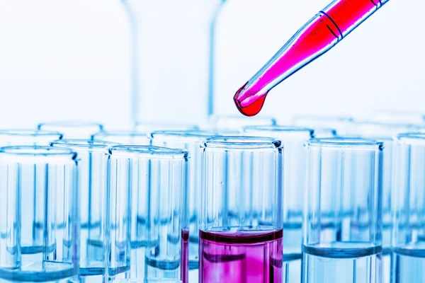 Laboratorní sklo v laboratoři v chemické laboratoři — Stock fotografie