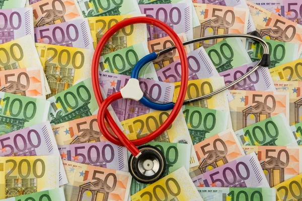 Stéthoscope et billets en euros — Photo