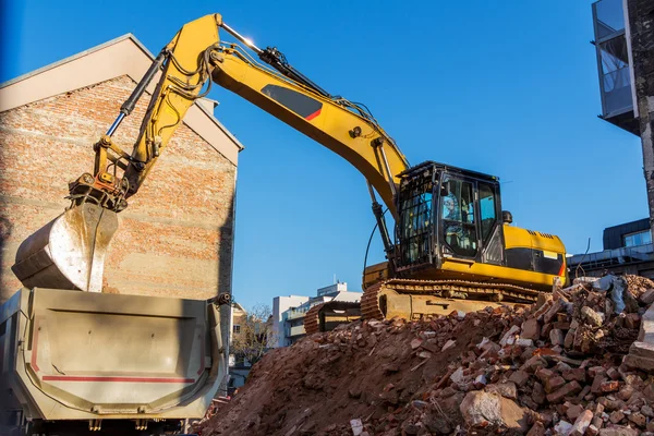 Byggarbetsplats under rivning av ett hus — Stockfoto