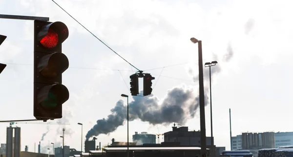 Industrieschornstein und rote Ampeln — Stockfoto