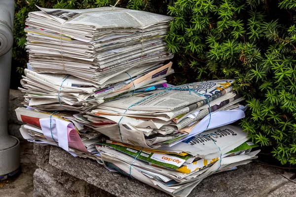 Atık kağıt yığınını. eski Gazeteler — Stok fotoğraf