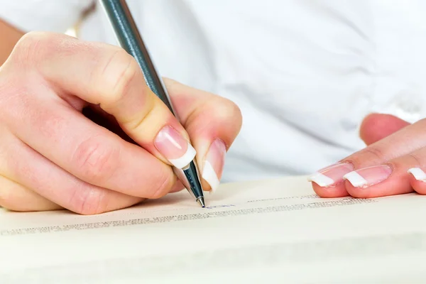 Mão com caneta-tinteiro assinatura contrato — Fotografia de Stock