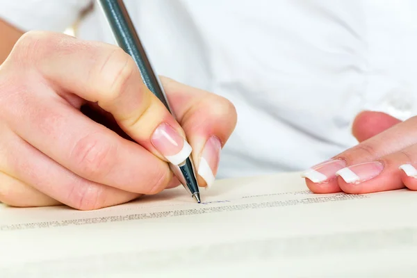 Mano con penna stilografica firma contratto — Foto Stock