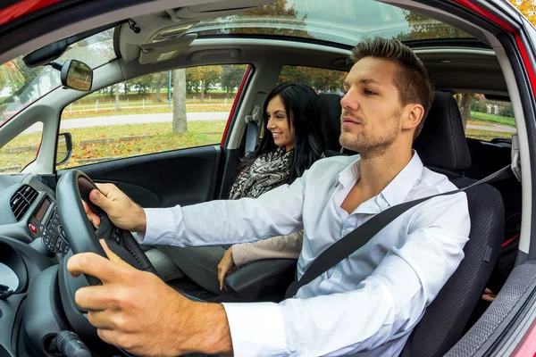 Casal viajando em um carro — Fotografia de Stock