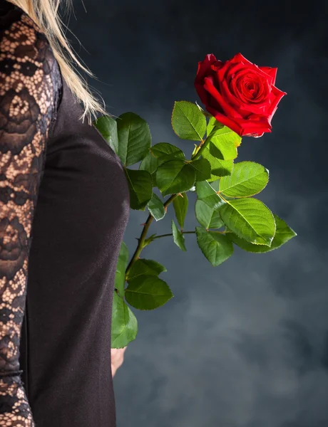 Frau mit roter Rose lizenzfreie Stockfotos