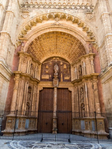 Spanien, mallorca, palma katedralen — Stockfoto
